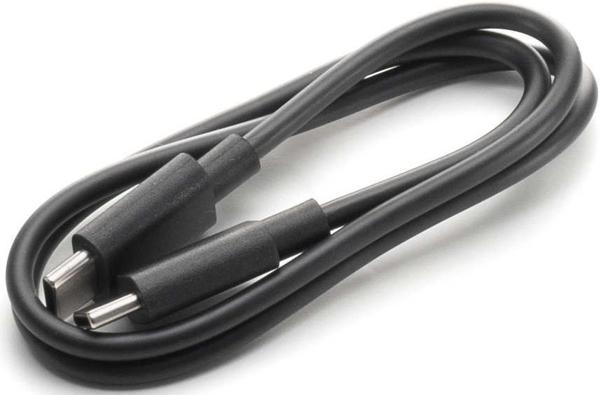 Un cavo USB-C nero è su una superficie bianca. Due connettori sono visibili, collegati da un cavo flessibile arrotolato.