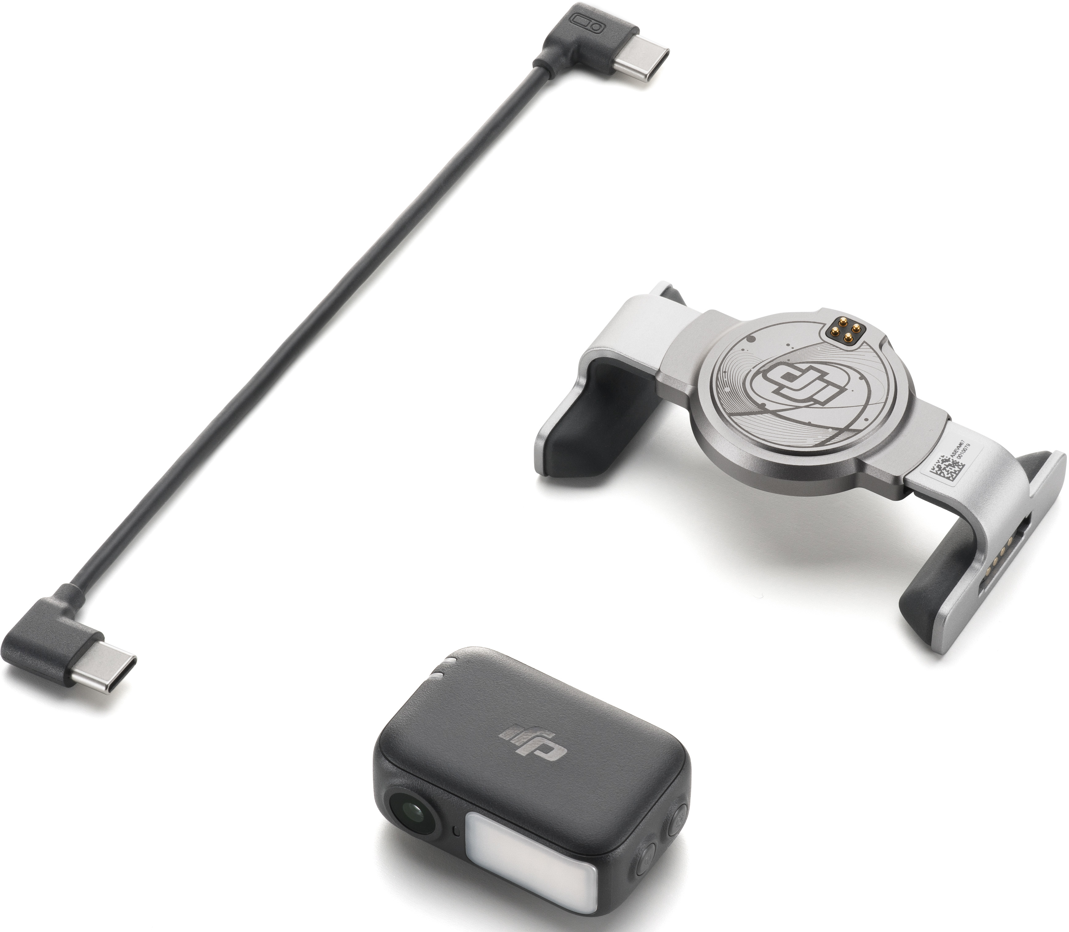 Trois appareils électroniques : un câble avec connecteurs USB-C, un support argenté et noir, et une petite caméra noire.