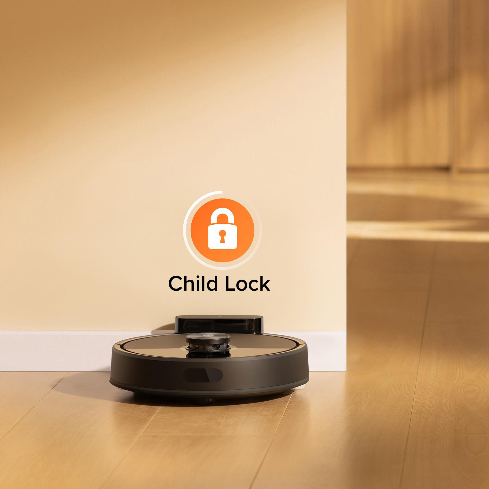 Ein schwarzer Roboter-Staubsauger auf einem Holzboden mit Kindersicherungssymbol und Text an der Wand.