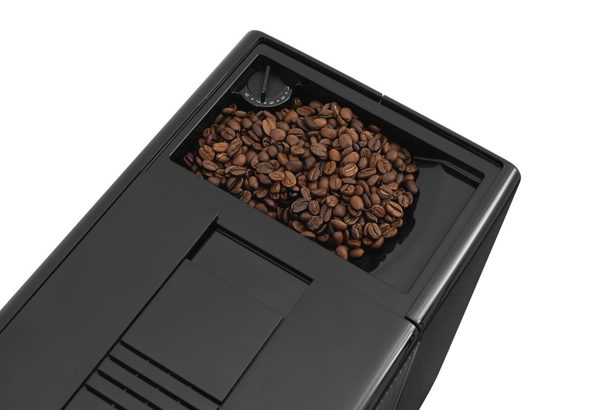 Nahaufnahme einer Kaffeemaschine. Ein Fach ist mit gerösteten Kaffeebohnen gefüllt. Die Maschine ist schwarz mit einem Drehknopf oben.