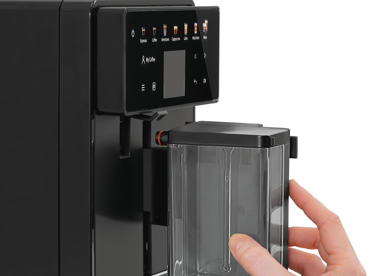 Schwarze Kaffeemaschine mit Touchscreen. Eine Hand hält einen transparenten Wasserbehälter.