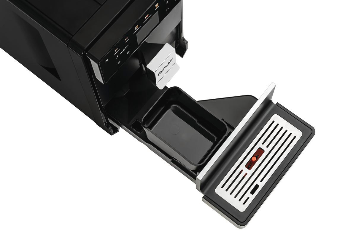 Eine schwarze und silberne Kaffeemaschine. Sie hat ein Tablett, Knöpfe und einen Wasserbehälter. Die Maschine steht auf einer weißen Oberfläche.