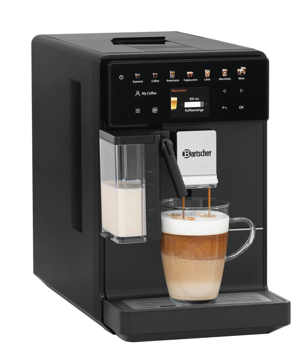 Eine schwarze Kaffeemaschine gibt Kaffee in ein Glas aus. Milchbehälter sichtbar. Ein Touchscreen zeigt die Option 'Macchiato'.