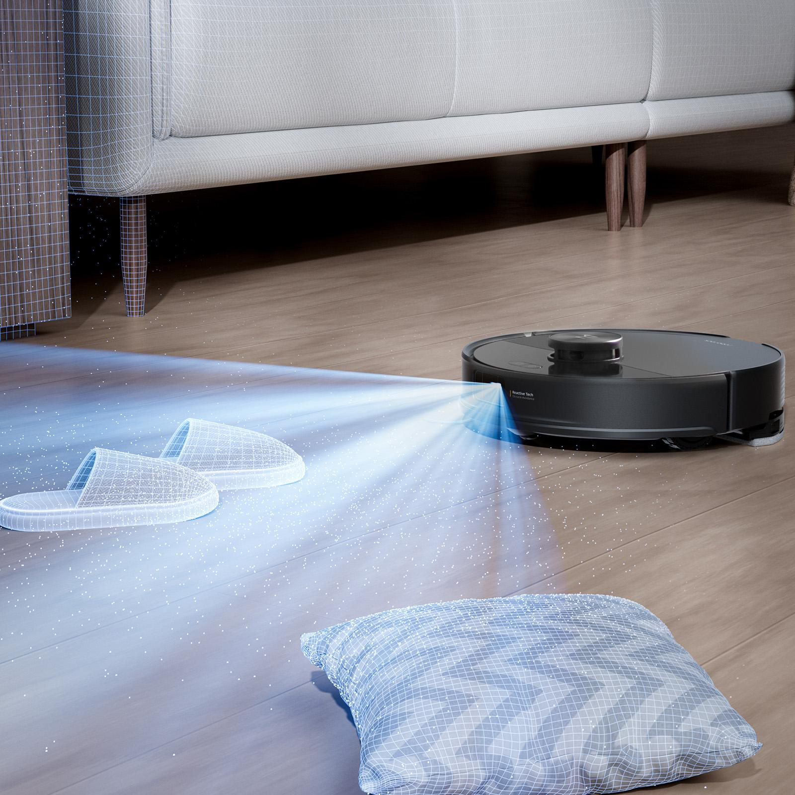 Ein Roboter-Staubsauger reinigt einen Holzboden. Ein Sofa, Hausschuhe und ein Kissen sind in der Nähe.