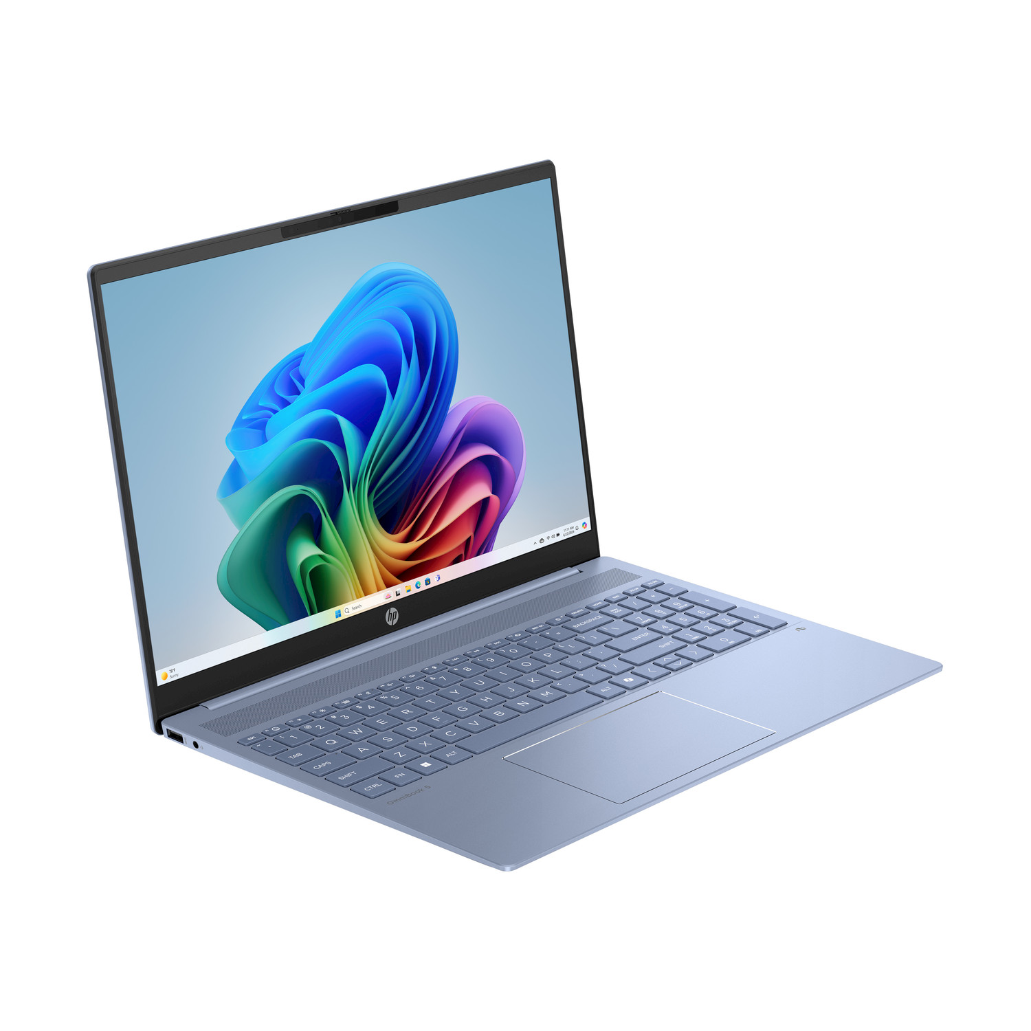 Un laptop HP azzurro chiaro è aperto. Lo schermo mostra un design astratto colorato. La tastiera è visibile e il laptop è su una superficie bianca.