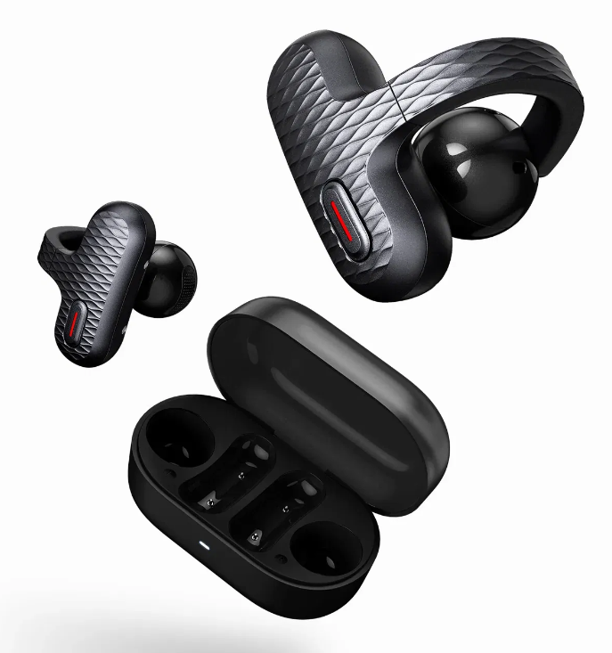 Czarne bezprzewodowe słuchawki z etui ładującym. Słuchawki mają teksturowany design i czerwony akcent. Etui jest otwarte.
