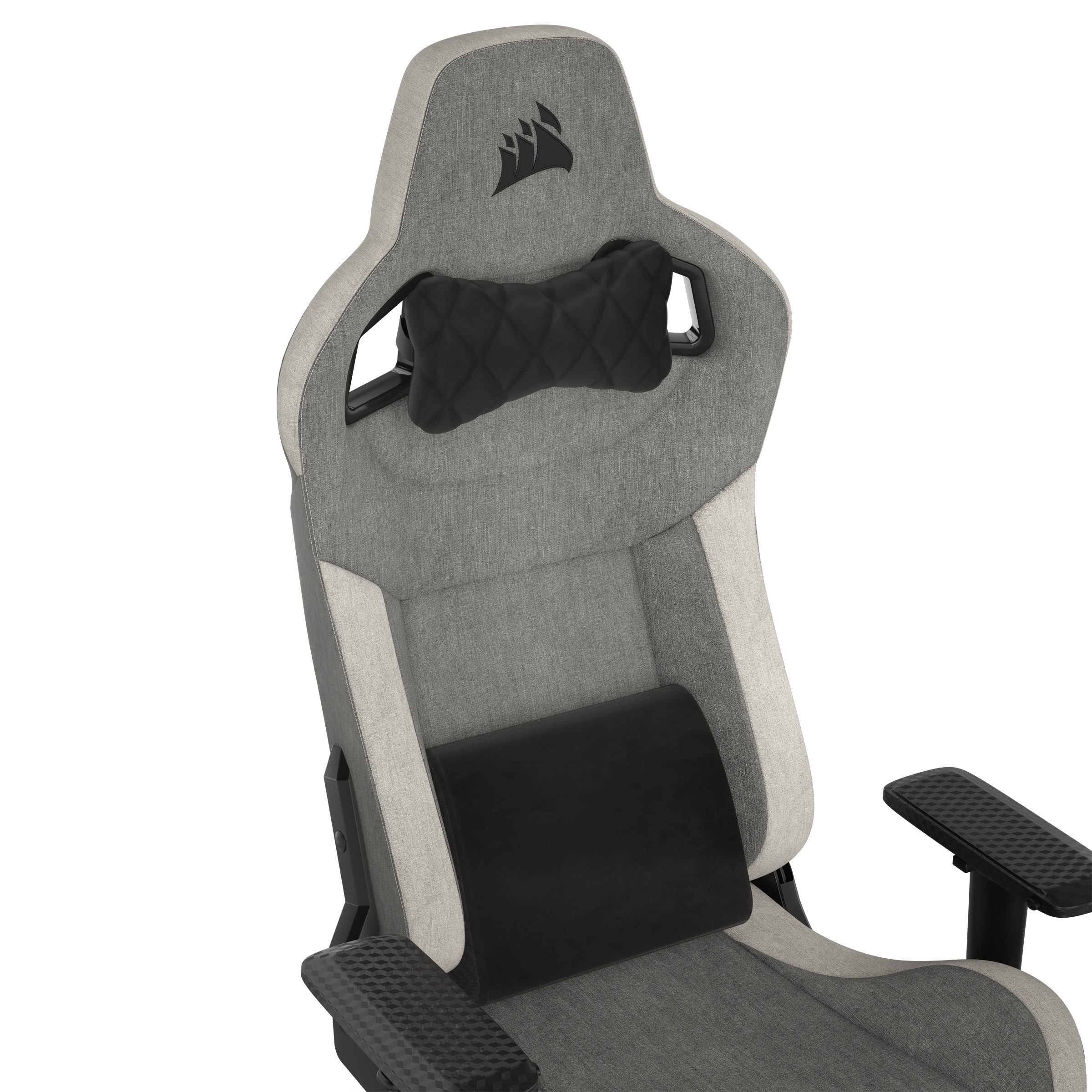 Gaming-Stuhl. Grauer Stoff mit schwarzen Akzenten, Kopfstützenkissen und Lendenwirbelstütze. Schwarze Armlehnen und Corsair-Logo.