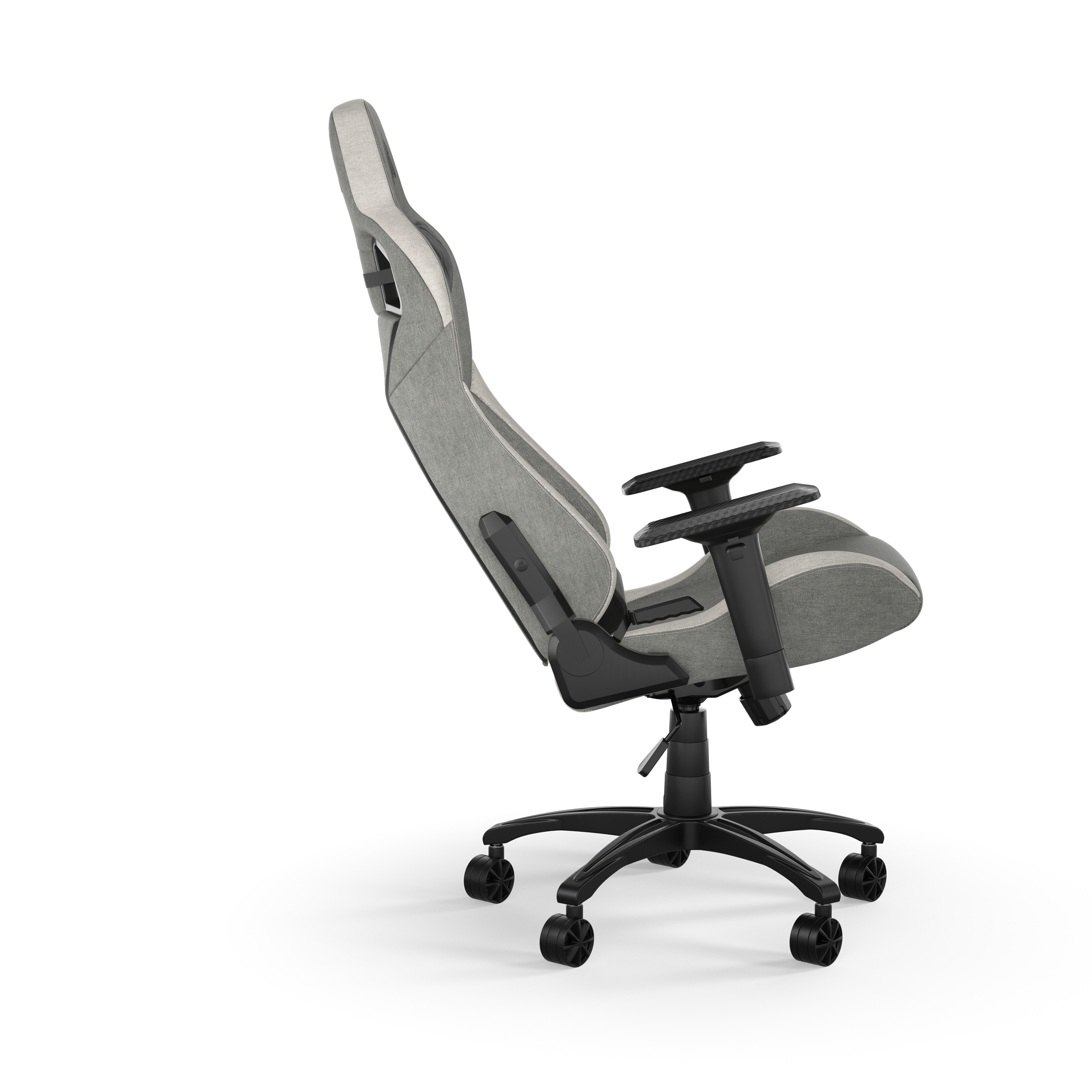 Gaming-Stuhl auf weißem Hintergrund. Grau-Schwarz-Design, Fünf-Rollen-Basis. Hoher Rücken, Armlehnen und Sitz für Komfort.