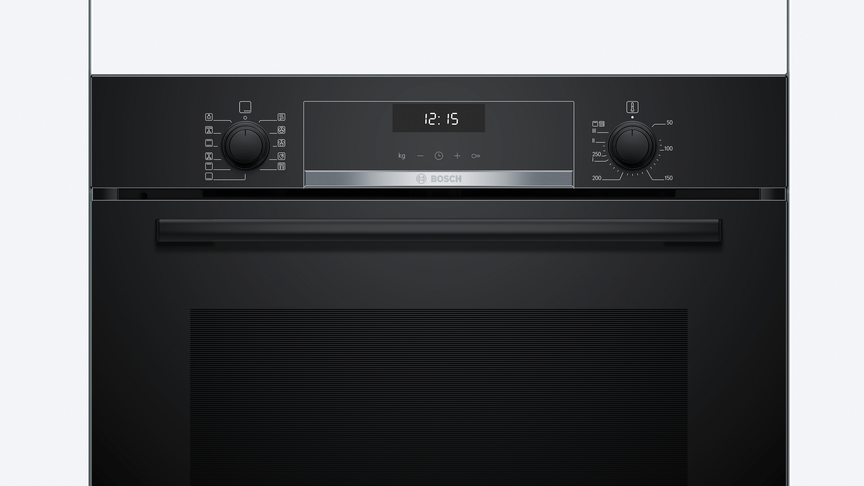 Schwarzer Backofen mit Digitalanzeige 12:15, Knöpfen und Griff. Weißer Hintergrund.