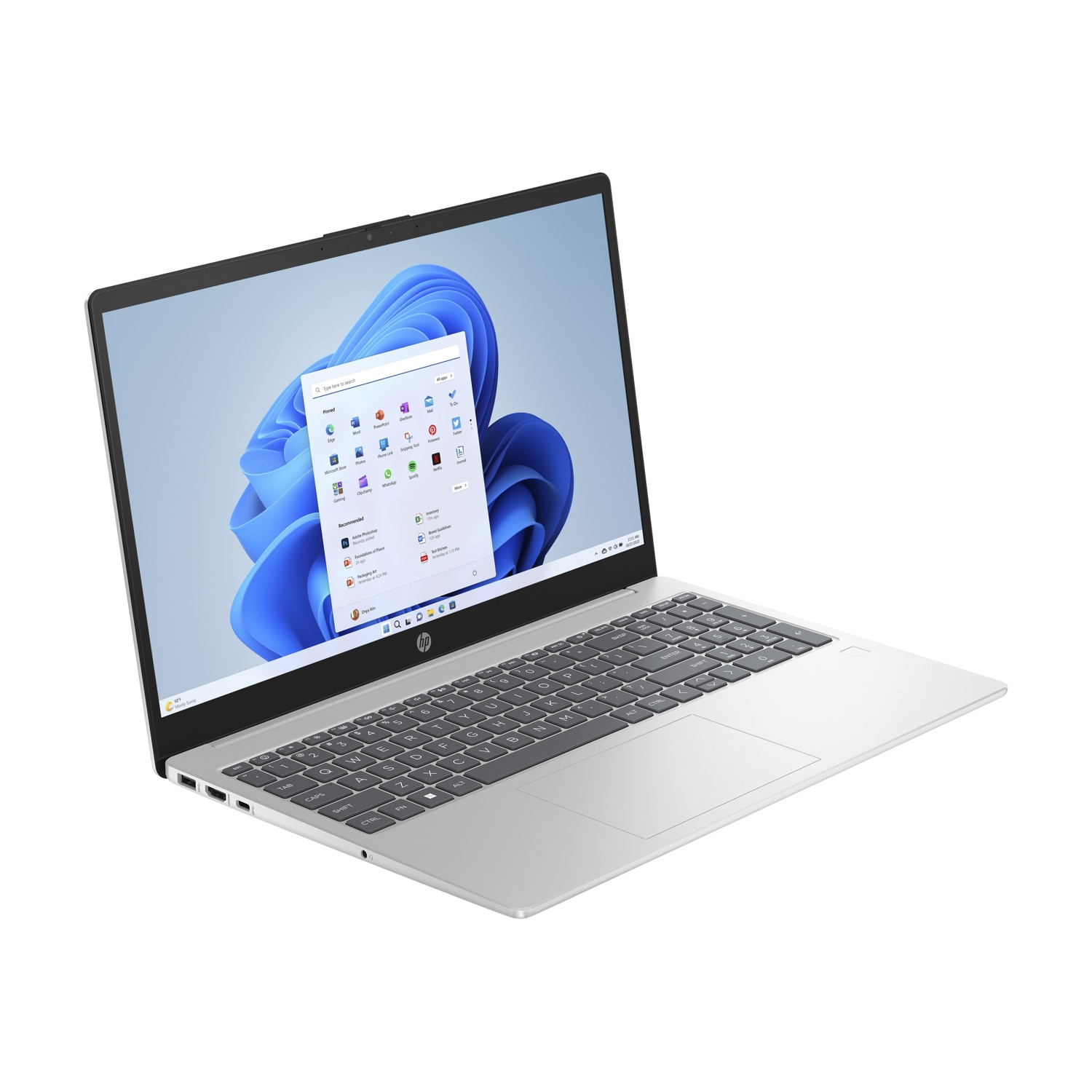 Laptop HP argento. Lo schermo mostra l'interfaccia di Windows 11 con icone delle app. Tastiera e touchpad visibili. Sfondo bianco.