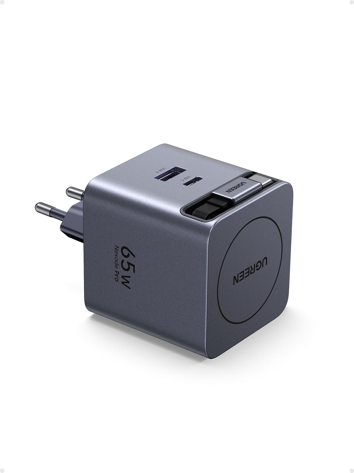 Ein dunkelgraues UGREEN 65W Nexode Pro Ladegerät mit Stecker. Es hat USB-A- und USB-C-Anschlüsse. Der Markenname ist sichtbar.