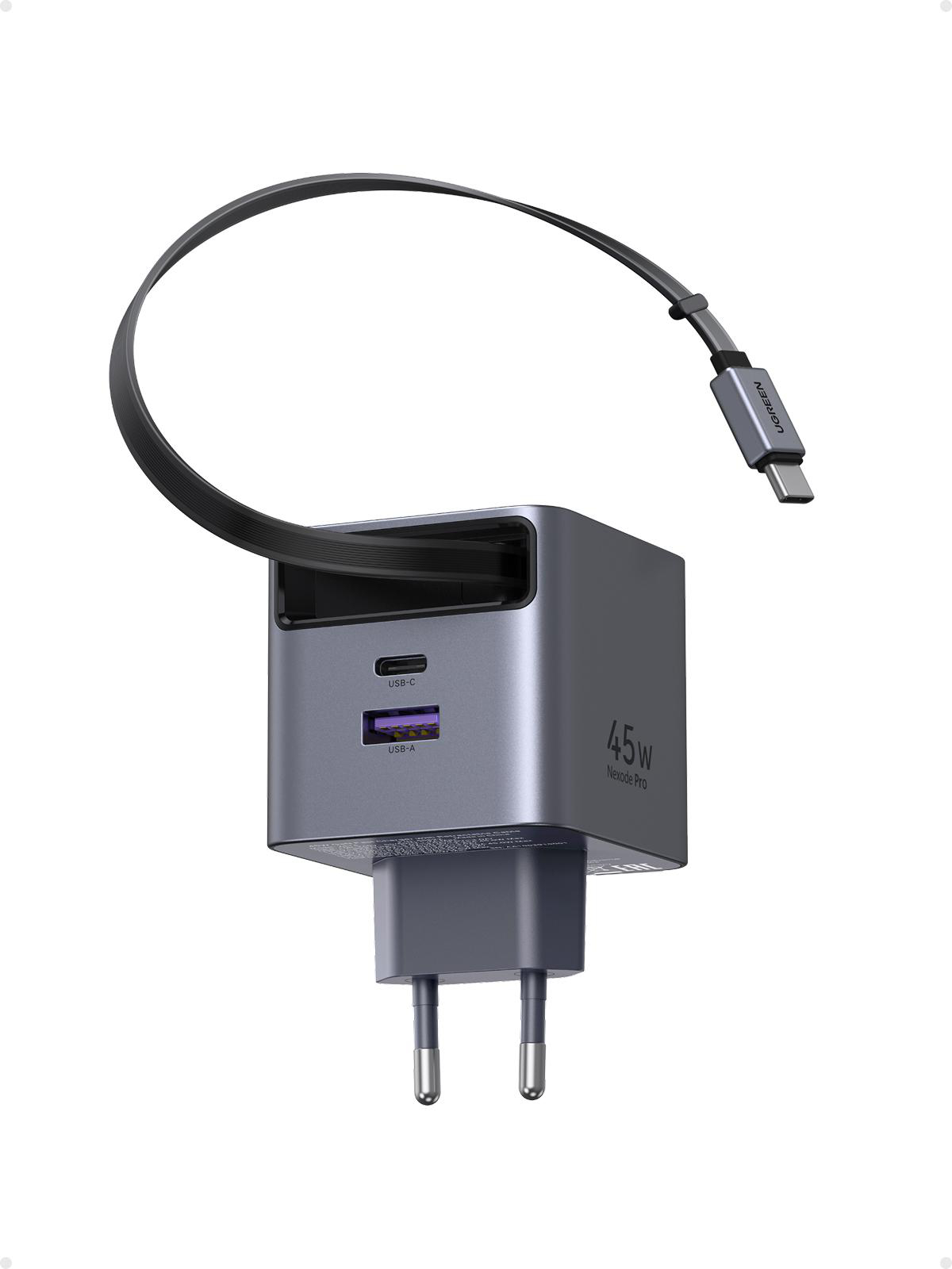 Ein graues USB-Ladegerät mit schwarzem Kabel. Es hat USB-C- und USB-A-Anschlüsse. Die Marke ist UGREEN. Das Ladegerät ist 45W.