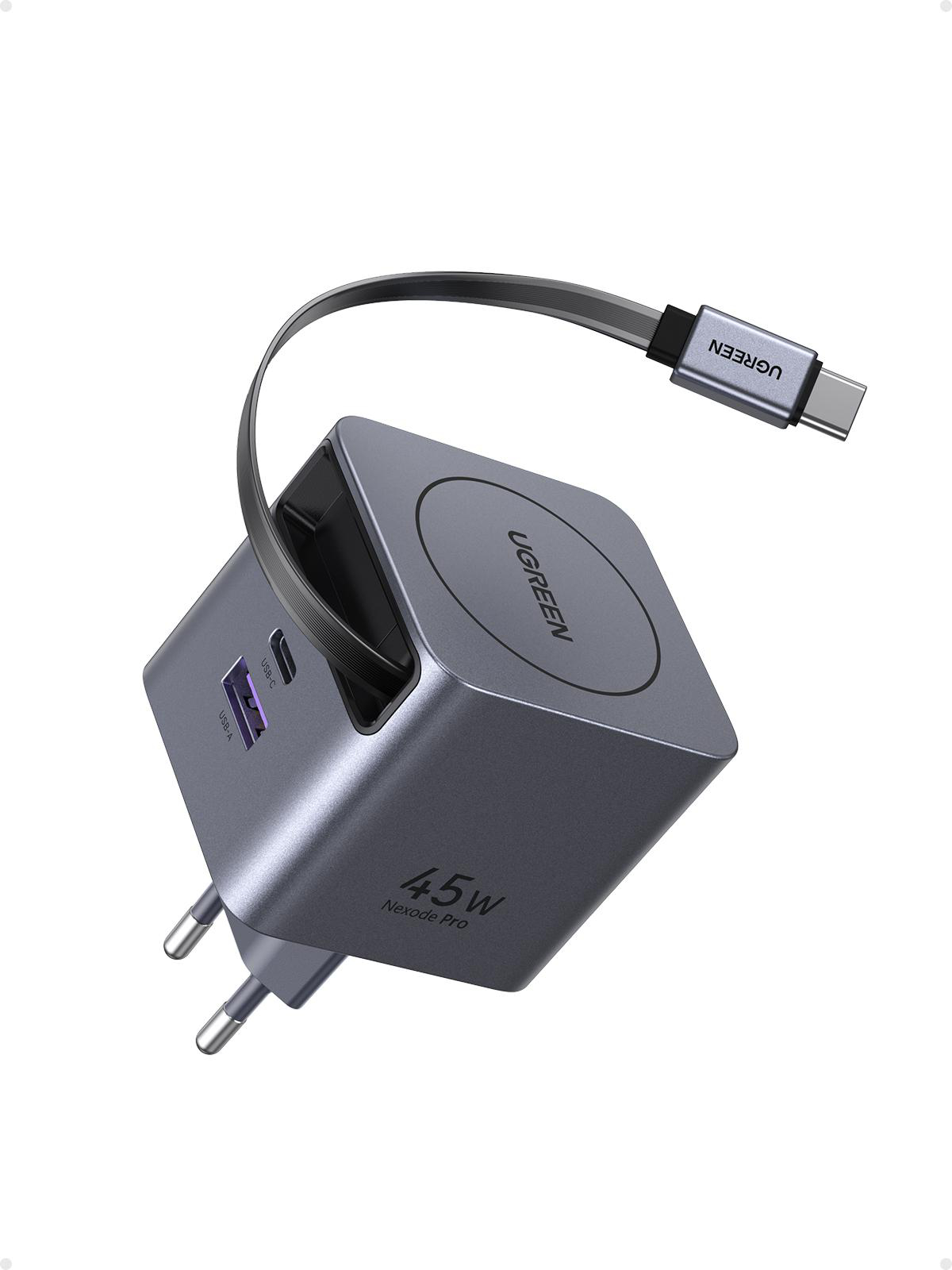 Ein UGREEN 45W Nexode Pro Ladegerät mit einem USB-C-Kabel. Es ist grau, mit USB- und Steckeranschlüssen. Das Kabel ist angeschlossen.
