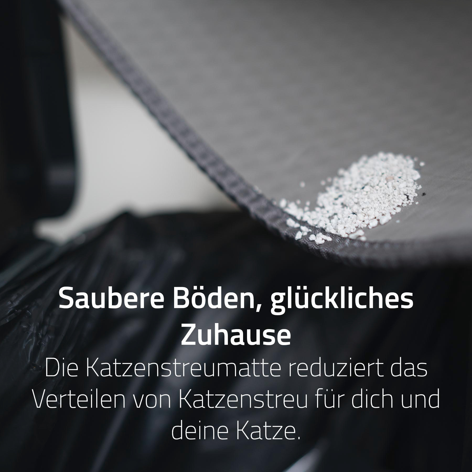 Das Bild zeigt Katzenstreu, eine schwarze Oberfläche und Text auf Deutsch. Der Text wirbt für saubere Böden und ein glückliches Zuhause.
