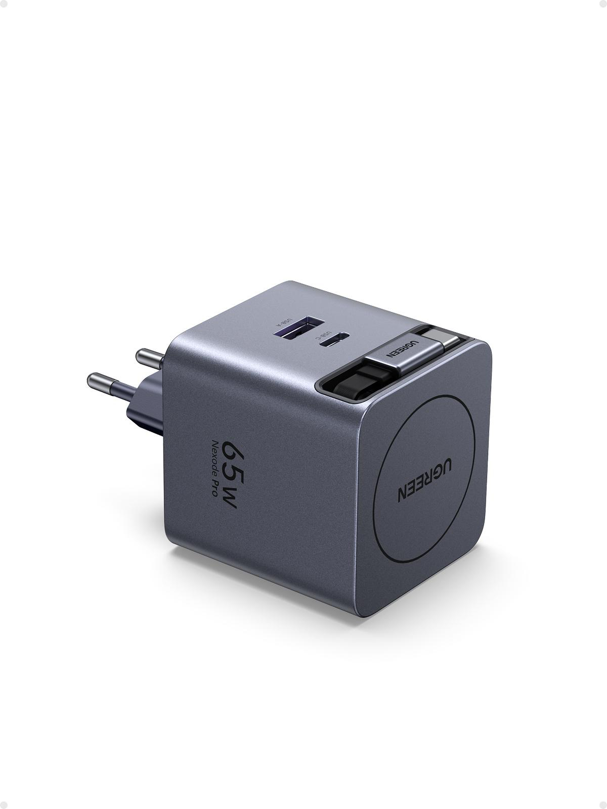Ein graues UGREEN 65W Ladegerät mit Stecker. Es hat USB-Anschlüsse und den Markennamen.