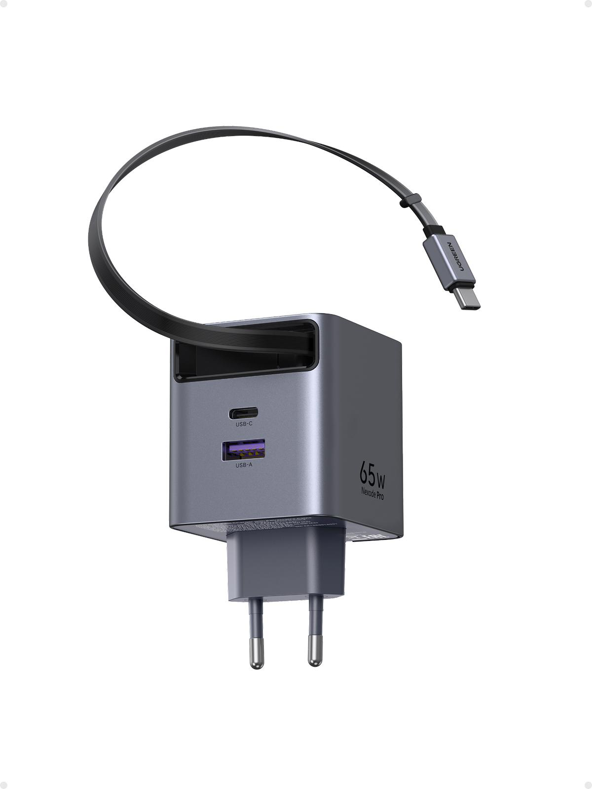Ein graues UGREEN 65W Ladegerät mit USB-C-Kabel. Es hat USB-C- und USB-A-Anschlüsse. Das Ladegerät ist eingesteckt.