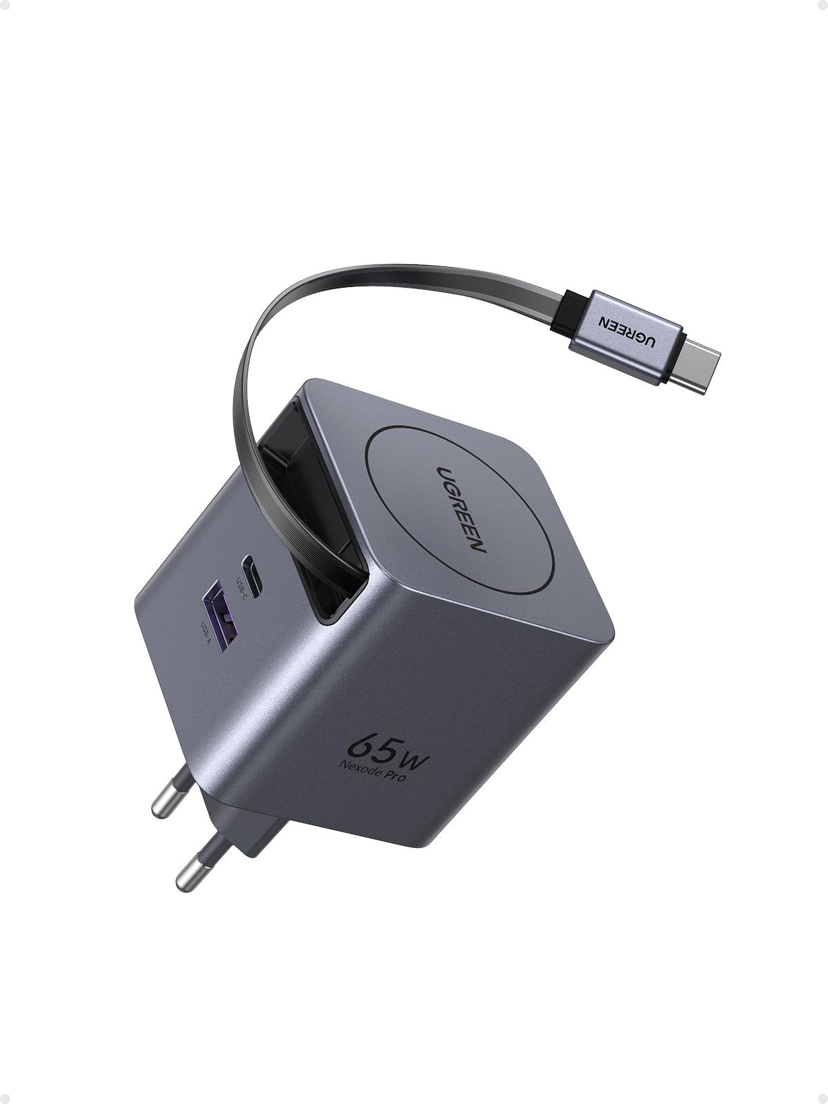 Ein graues UGREEN 65W Nexode Pro Ladegerät mit USB-C-Kabel. Es hat USB-Anschlüsse und einen Stecker. Der Hintergrund ist weiß.