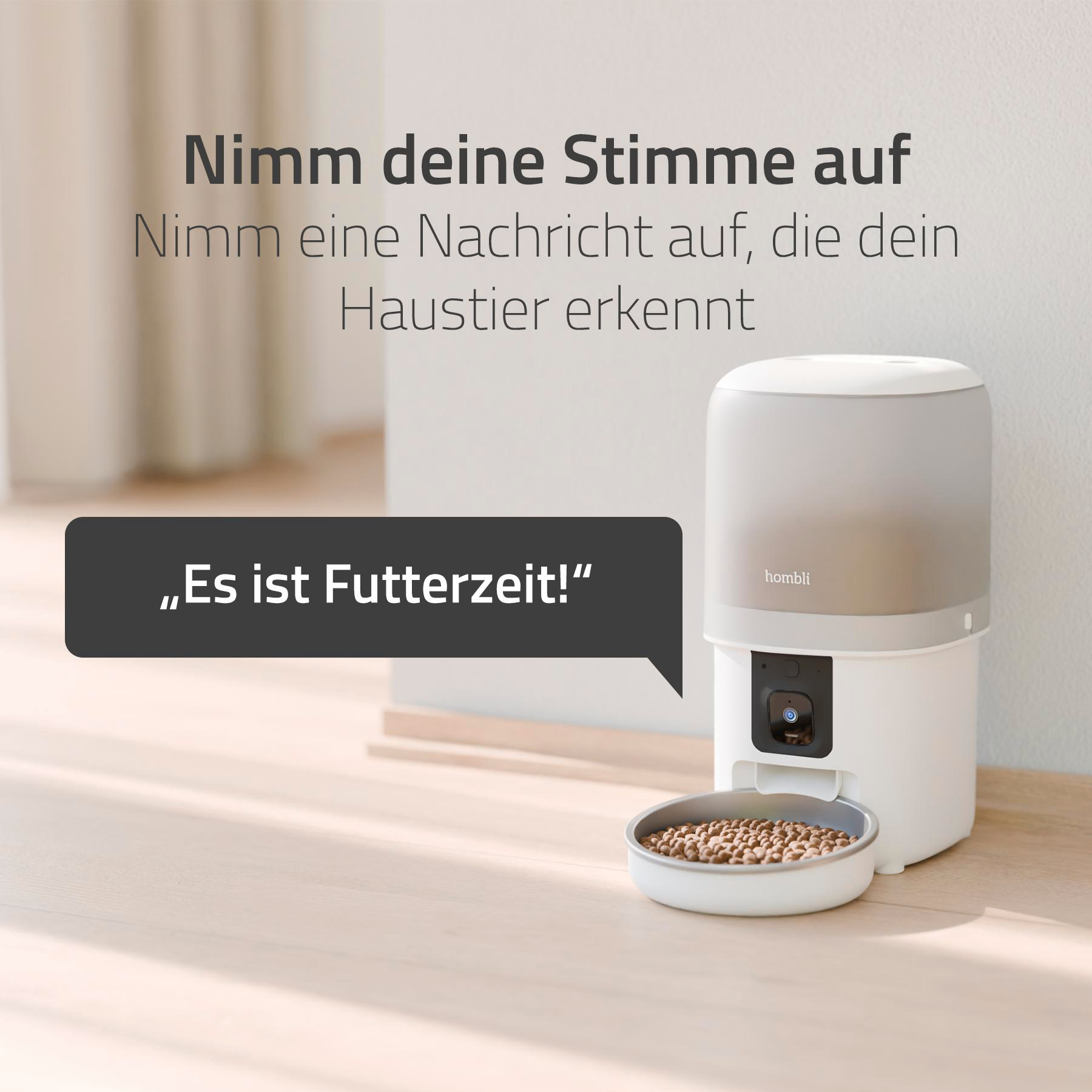Ein weißer Tierfutterautomat mit einer Futterschale. Text: Nimm deine Stimme auf, das Haustier erkennt sie. Es ist Fütterungszeit.