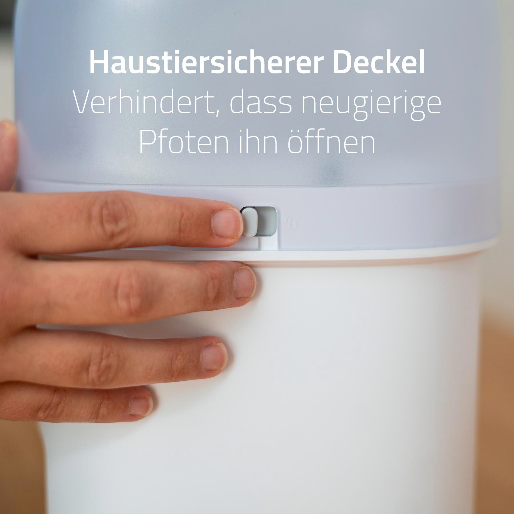 Eine Hand bedient einen Schalter auf einem weißen Behälterdeckel. Text: 'Haustiersicherer Deckel verhindert Öffnen'.