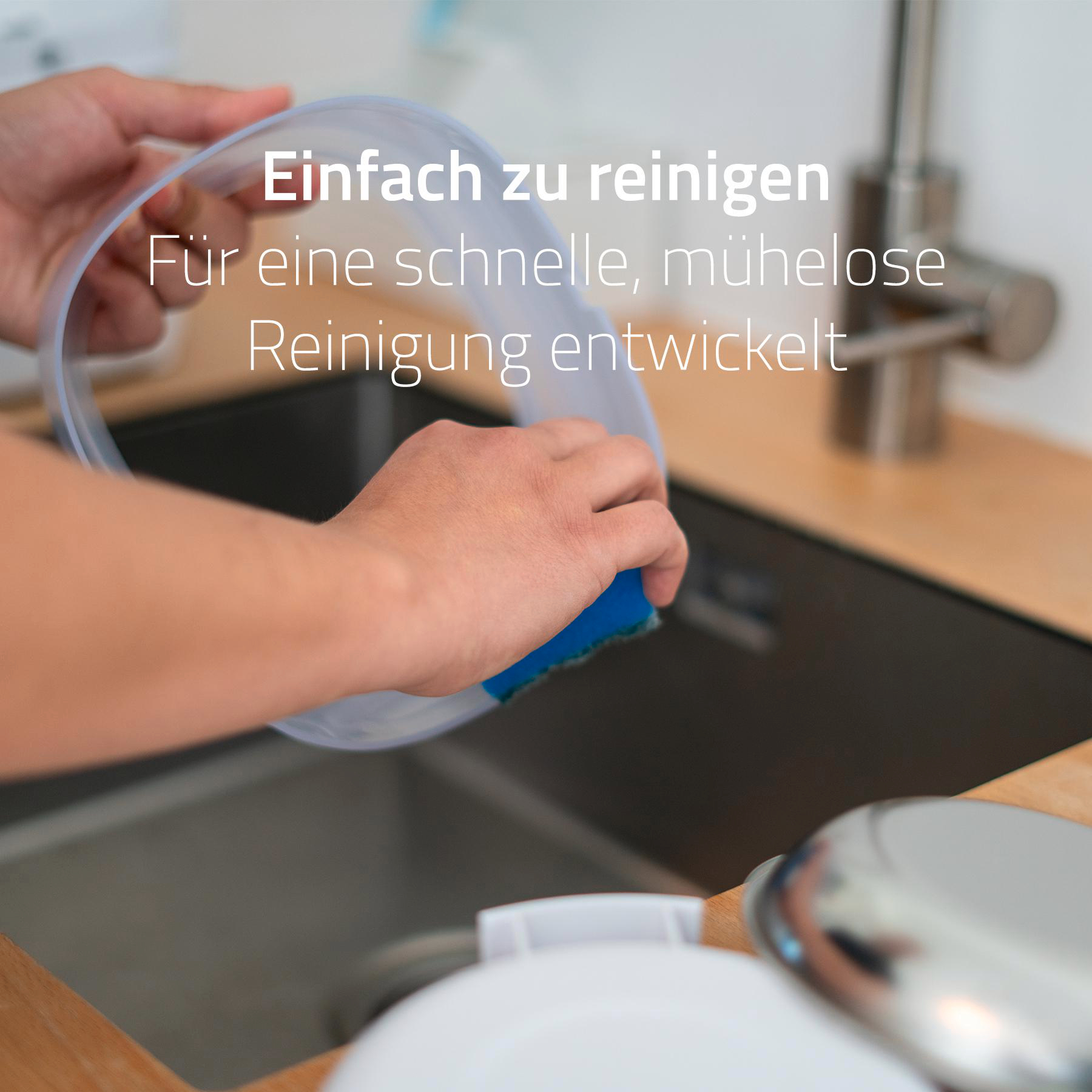 Eine Person reinigt einen Behälter mit einem blauen Schwamm. Text: Einfach zu reinigen, für eine schnelle, mühelose Reinigung.