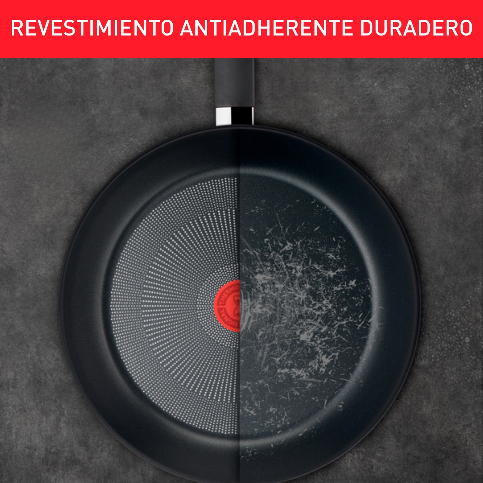 Una sartén negra, dividida. Un lado es nuevo, el otro rayado. El mango es negro. Texto rojo en la parte superior.