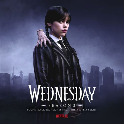 Jenna Ortega en Wednesday Addams. Une main sur son épaule. En fond, un cimetière. Logo Netflix en bas.