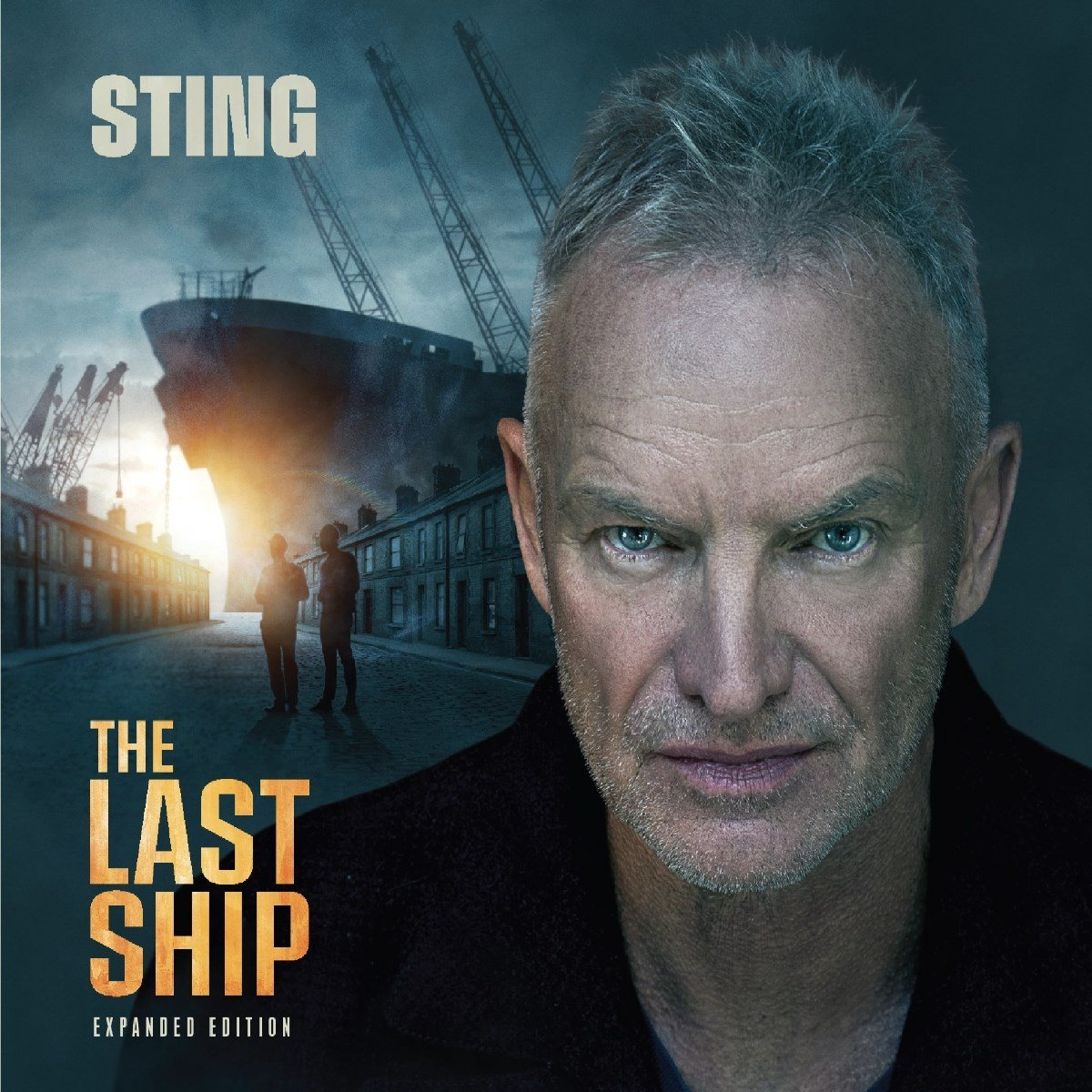 Albumhoes van Sting. Hij kijkt de kijker aan. Een schip, kranen en twee figuren op de achtergrond, met de woorden 'The Last Ship'.