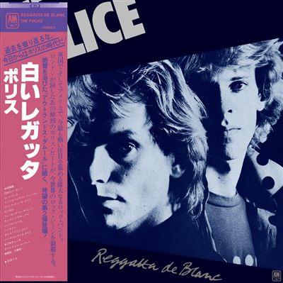 Pochette de l'album 'Reggatta de Blanc' de The Police. Deux hommes au premier plan, texte en japonais et en anglais, avec une barre latérale rose.