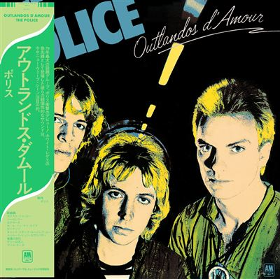 Pochette de l'album Outlandos d'Amour de The Police. On voit les visages de trois membres du groupe. Texte en anglais et en japonais. Fond noir.