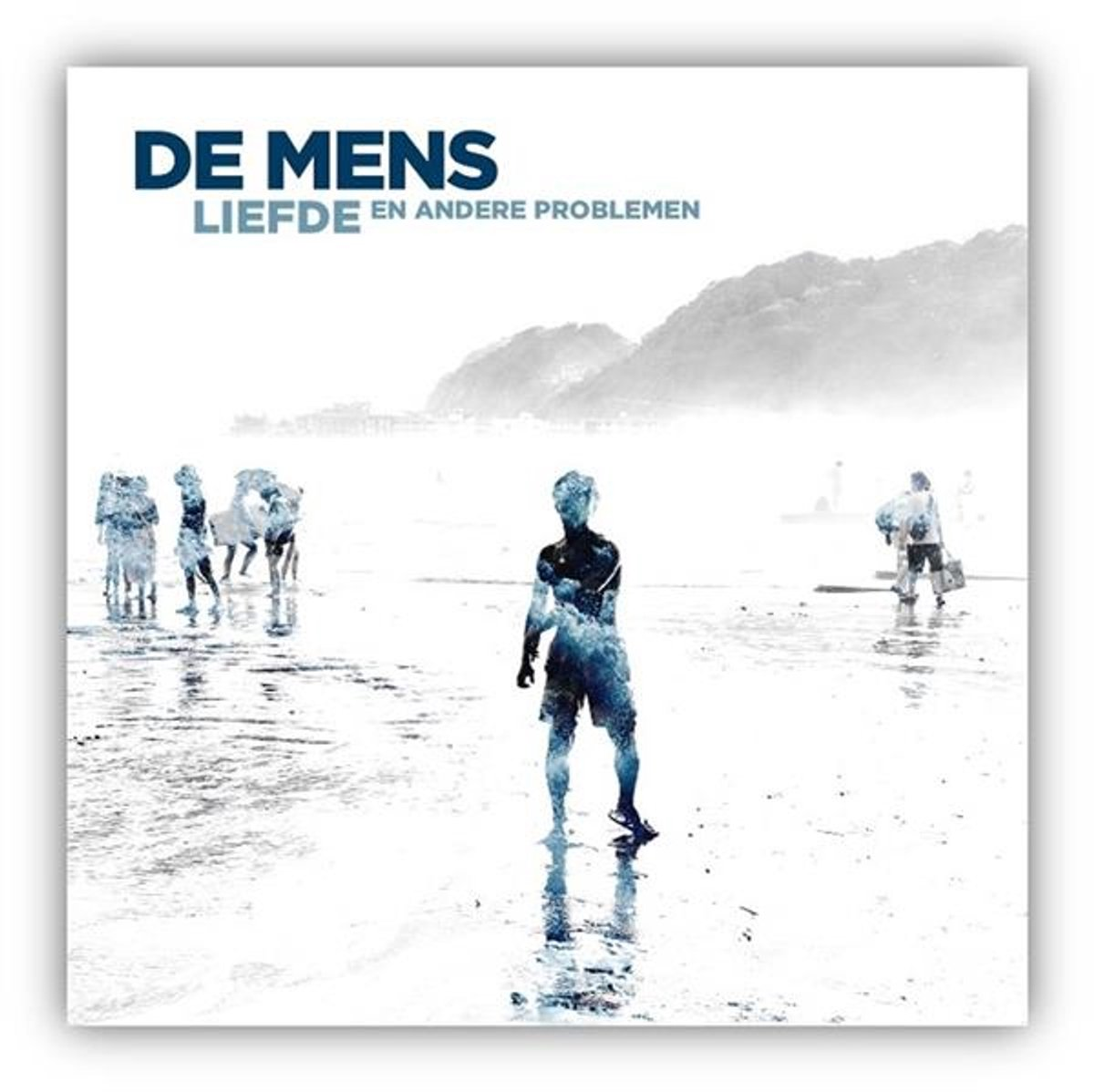 Pochette d'album avec le titre 'De Mens'. Silhouettes de personnages sur une plage, montagnes en arrière-plan, texte 'Liefde en andere problemen'.
