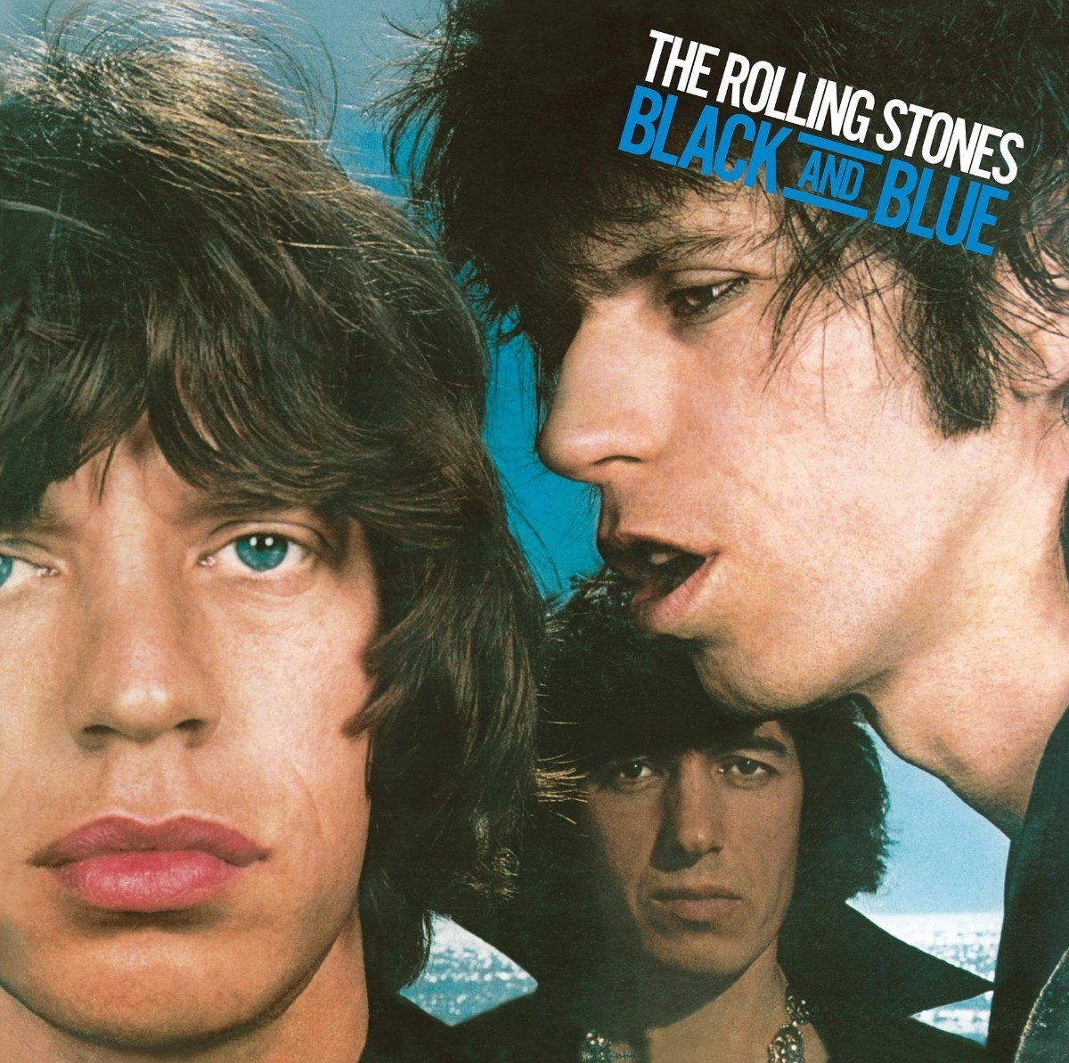 Pochette de l'album : The Rolling Stones, Black and Blue. Visages des membres du groupe, fond bleu. Texte en blanc et bleu.
