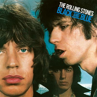 Albumhoes: The Rolling Stones, Black and Blue. Drie bandleden close-up, zwart haar, blauwe achtergrond. Titeltekst.