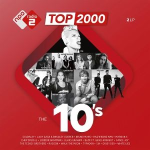 Couverture d'album : Fond rouge, logo Top 2000, chanteuse Pink, photos de musiciens, texte 'The 10's' et noms d'artistes en bas.