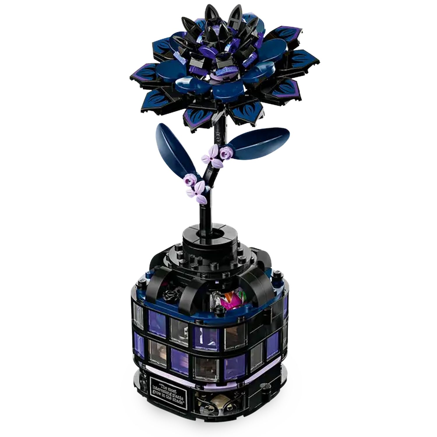 Een Lego-bloem met blauwe en paarse bloemblaadjes en bladeren staat in een zwarte pot. De basis heeft een citaat over planten.