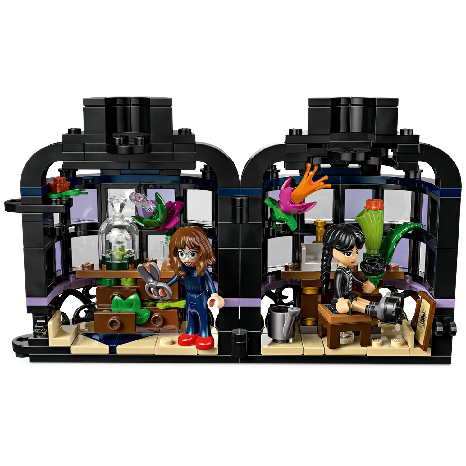 Lego set met twee kamers, elk met een personage. Eén met bril en schaar, de andere met een groene plant. Beide kamers hebben plantendecoratie.