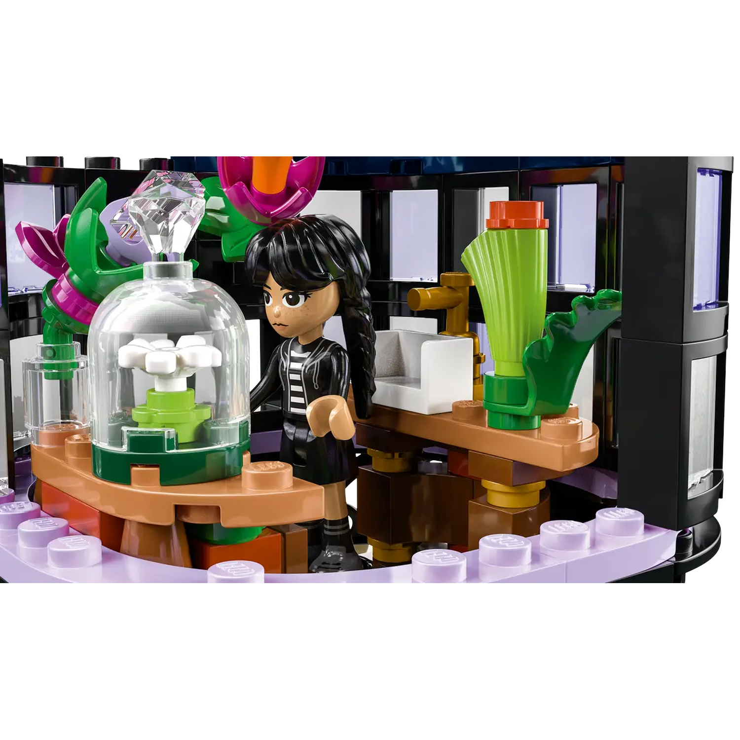 Lego set met een personage met zwart haar en een zwart-wit gestreept outfit, in een kamer met een bloem.