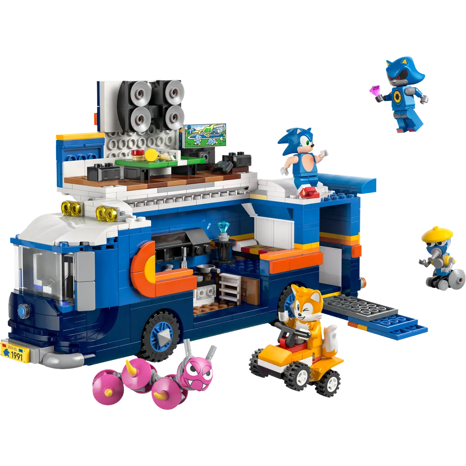 Een Lego-set met Sonic-personages en een blauw-witte vrachtwagen met luidsprekers. Personages zijn onder meer Sonic, Tails en robots.
