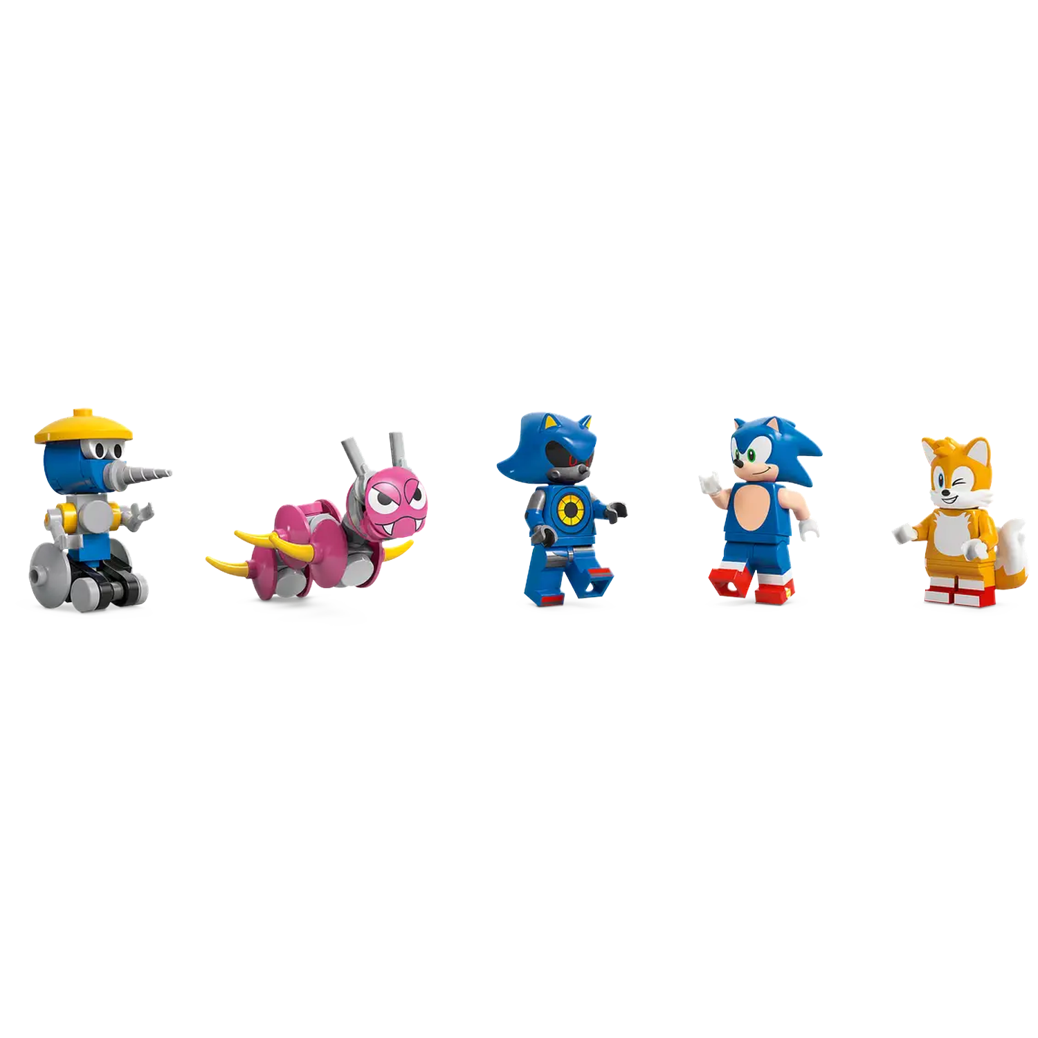 Vijf LEGO-figuren: een blauwe robot, een roze rups, blauwe Metal Sonic, Sonic the Hedgehog en Tails, staand op een witte ondergrond.