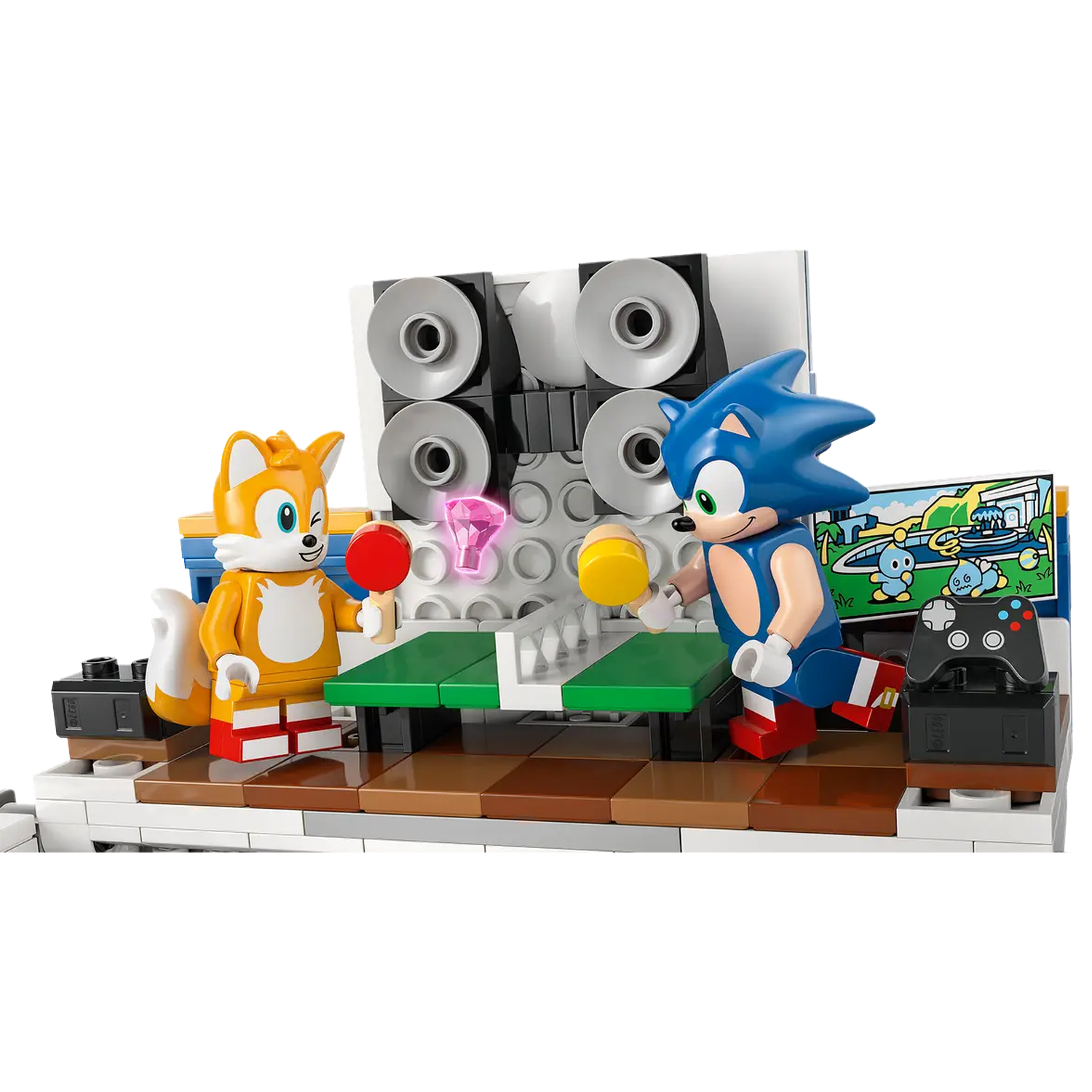 Lego Sonic en Tails spelen tafeltennis. Sonic houdt een gele paddle vast. Tails houdt een rode paddle vast. Roze edelsteen en luidsprekers op de achtergrond.