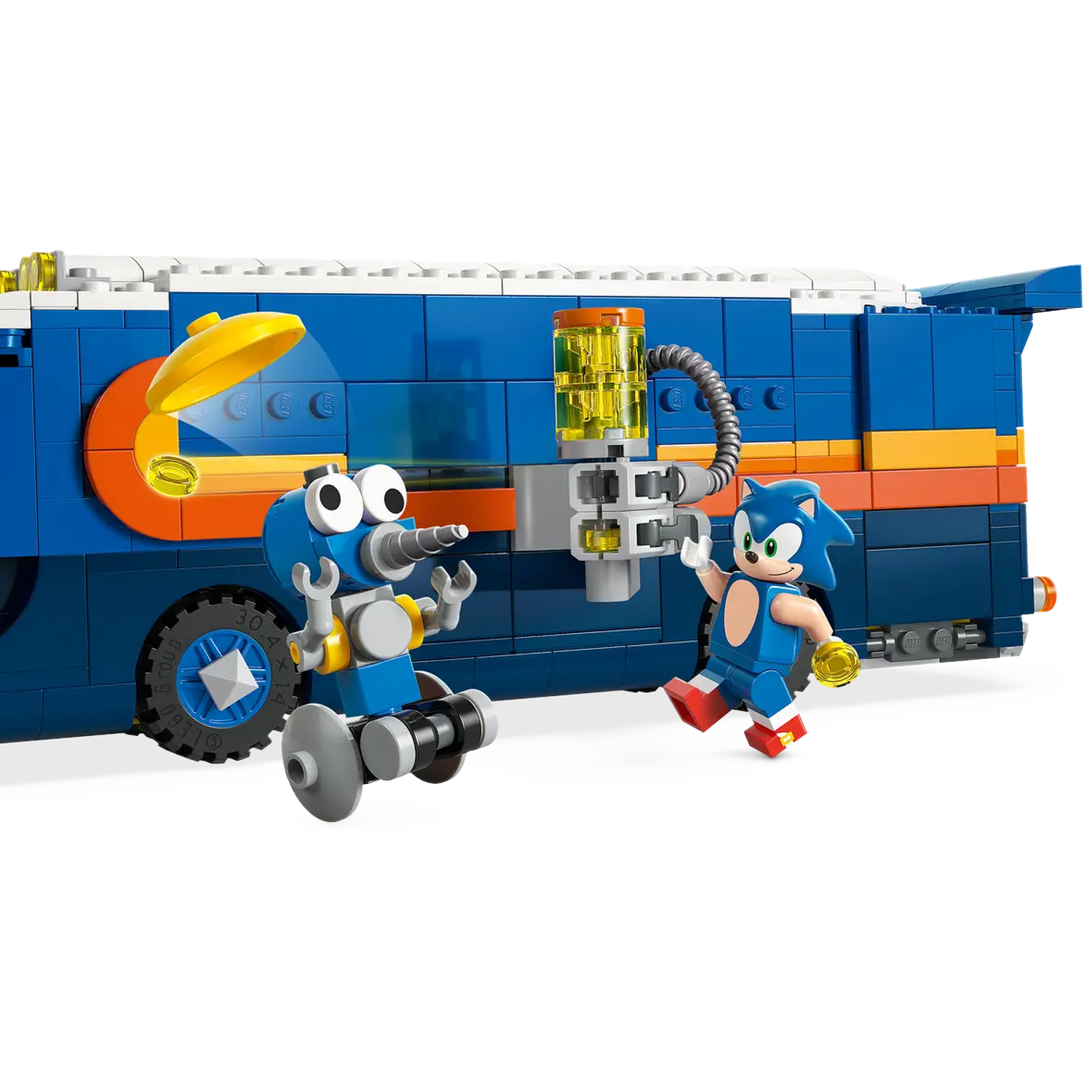 Lego set met Sonic the Hedgehog en een blauwe robot. Ze staan voor een blauwe bus met oranje en gele accenten.