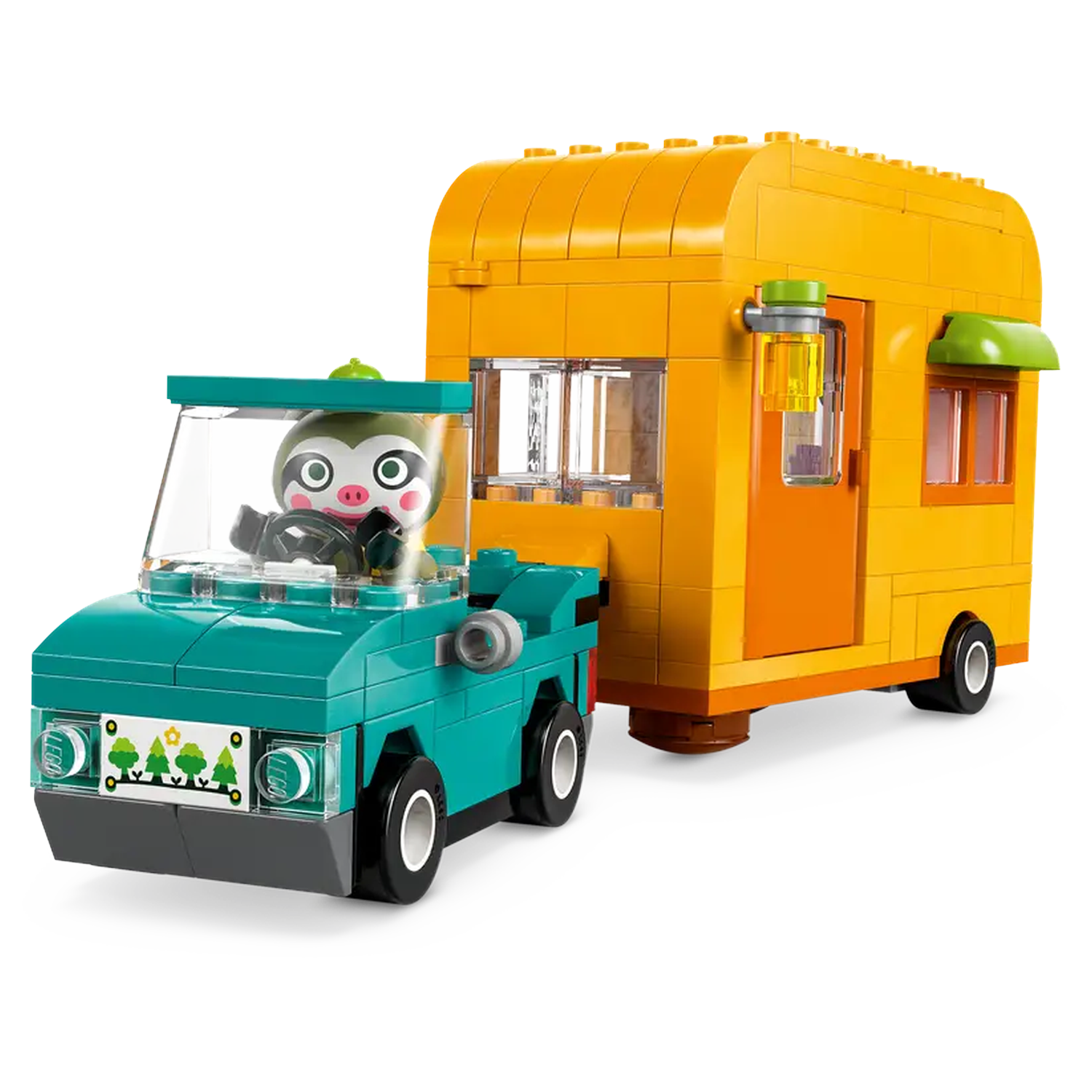 Een turquoise Lego-auto trekt een gele camper. Een luiaardfiguur rijdt. De camper heeft een deur en ramen. De scène is helder en speels.