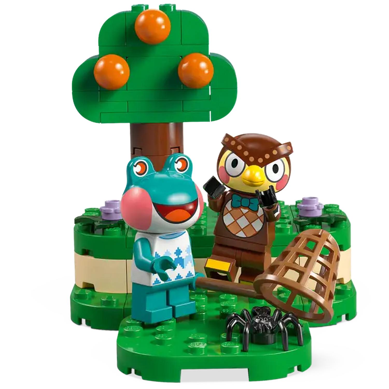 Lego set met een kikker- en uilkarakter, een spin en een net. Er is een boom met sinaasappels erop. De karakters staan op een groene basis.