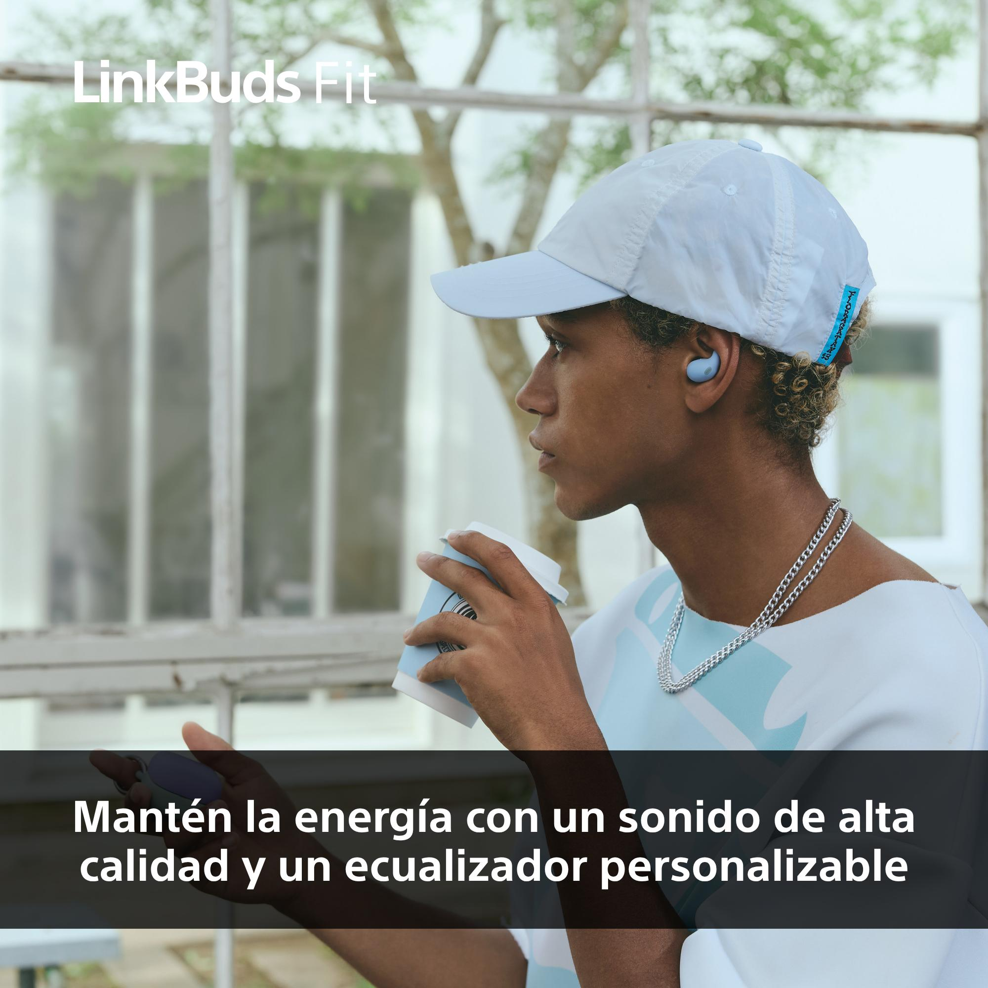 Una persona con gorra y taza de café, con auriculares, es el foco. Texto blanco en la parte inferior.