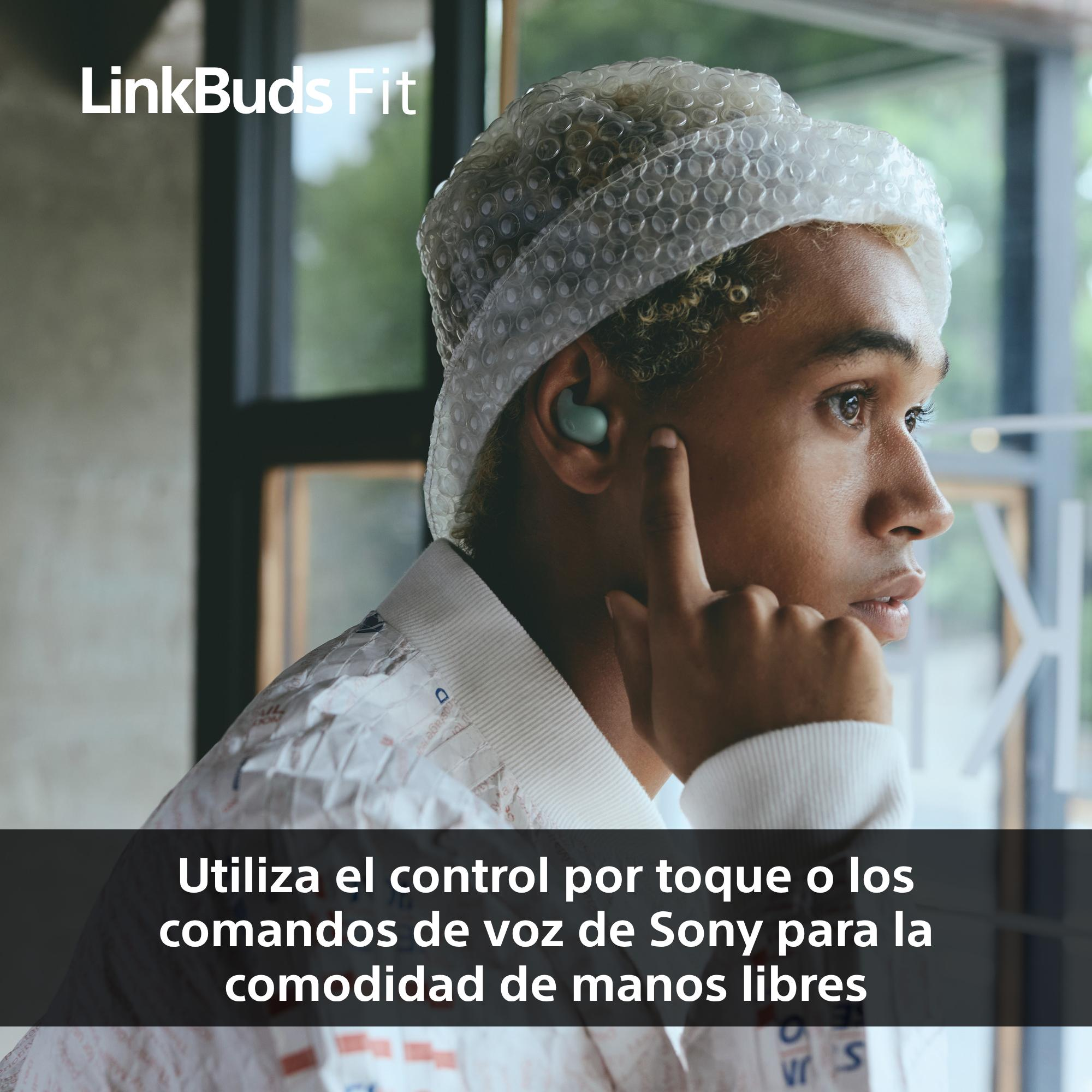 Una persona con un auricular toca su oreja. Lleva una cubierta para la cabeza de plástico de burbujas. Texto: 'LinkBuds Fit'.