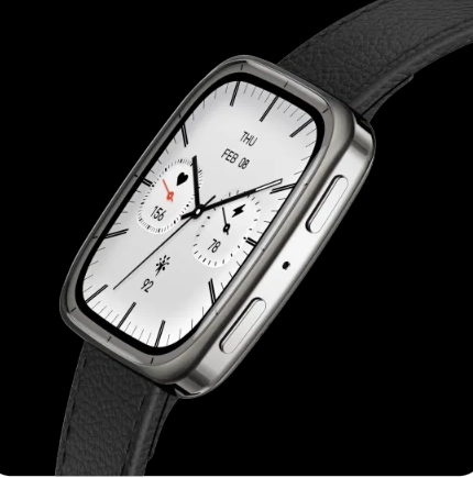 Srebrny smartwatch z czarnym skórzanym paskiem. Tarcza jest biała z czarnymi wskazówkami i wyświetla datę.