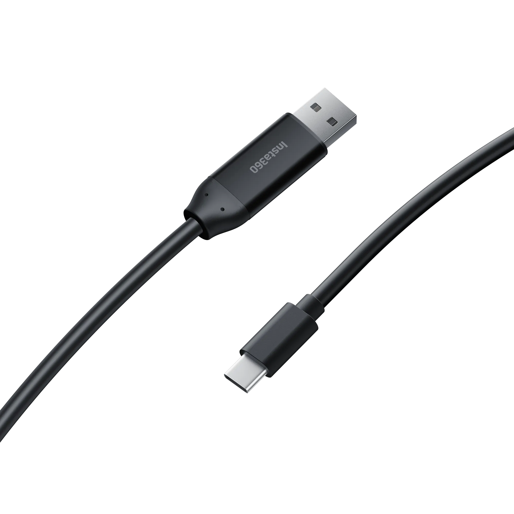 Ein schwarzes USB-Kabel mit einem USB-A- und einem USB-C-Anschluss. Das Kabel befindet sich auf schwarzem Hintergrund. Die Marke ist Insta360.