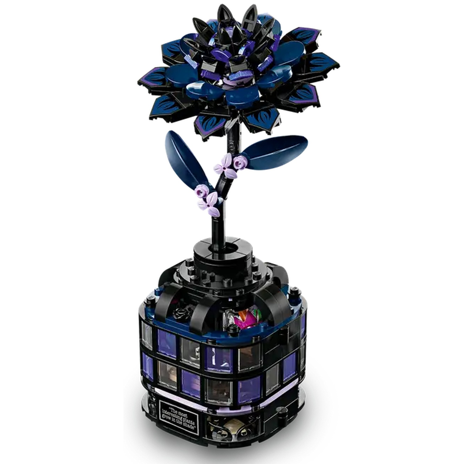Une fleur Lego avec des pétales et des feuilles bleu foncé. Elle est dans une base noire en forme de pot avec une citation.