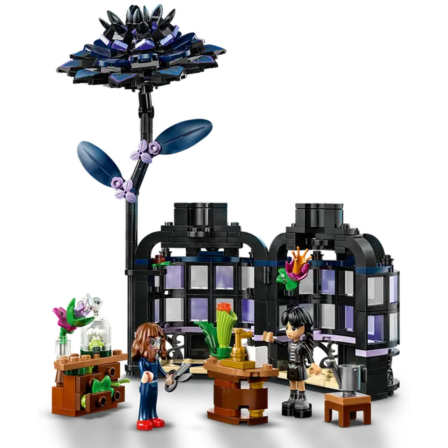 Set Lego avec deux personnages, une grande fleur sombre et un bâtiment gothique. Les personnages sont près de tables avec des outils et des plantes.