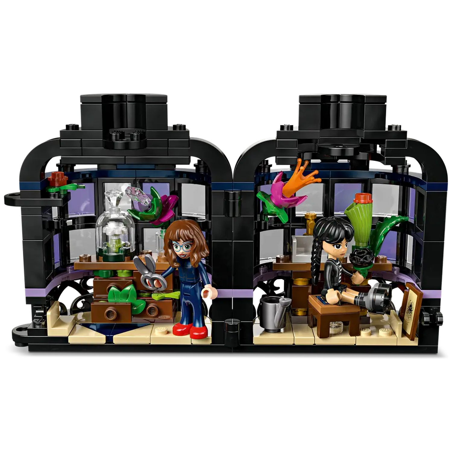 Ensemble Lego avec deux pièces, chacune avec un personnage. L'une avec des ciseaux et une plante, l'autre avec une plante verte.