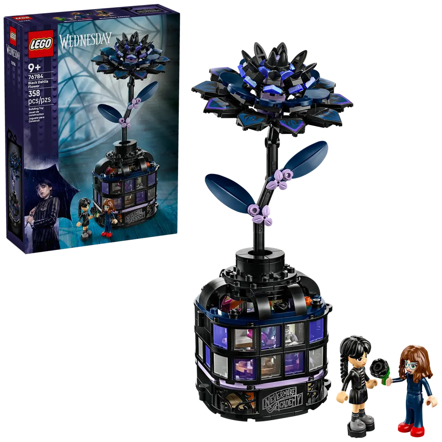Un ensemble Lego d'une fleur noire avec une base Nevermore Academy. Deux figurines sont à côté. Une boîte est à gauche.